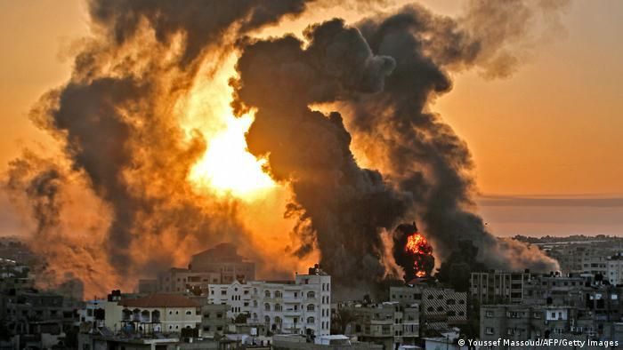 Дым над городом Хан-Юнис в секторе Газа