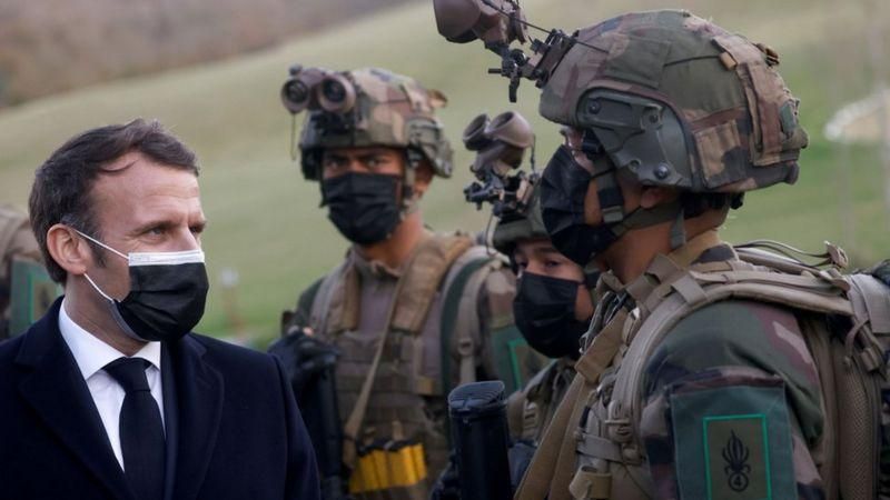 REUTERS Подпись к фото, Группа французских военных (неизвестно, есть ли они на снимке) призывает президента Макрона активнее бороться с живущими в стране исламскими фундаменталистами