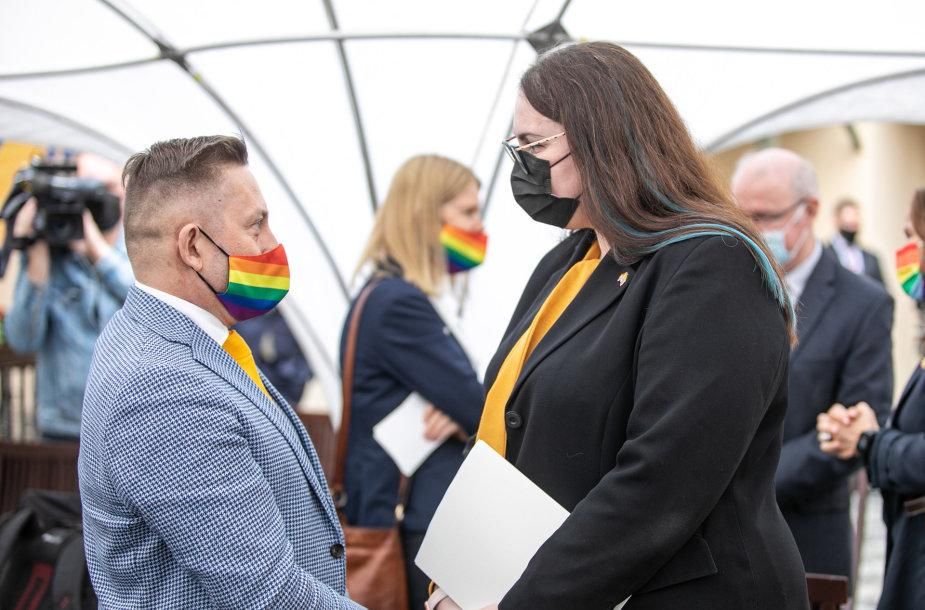 Лидер ЛГБТ Литвы В. Симонько и министр юстиции Э.Добровольская фото: 15min.lt