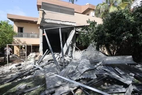 Разрушенный ракетой дом в Ашкелоне (Фото: Гиль Нехуштан)