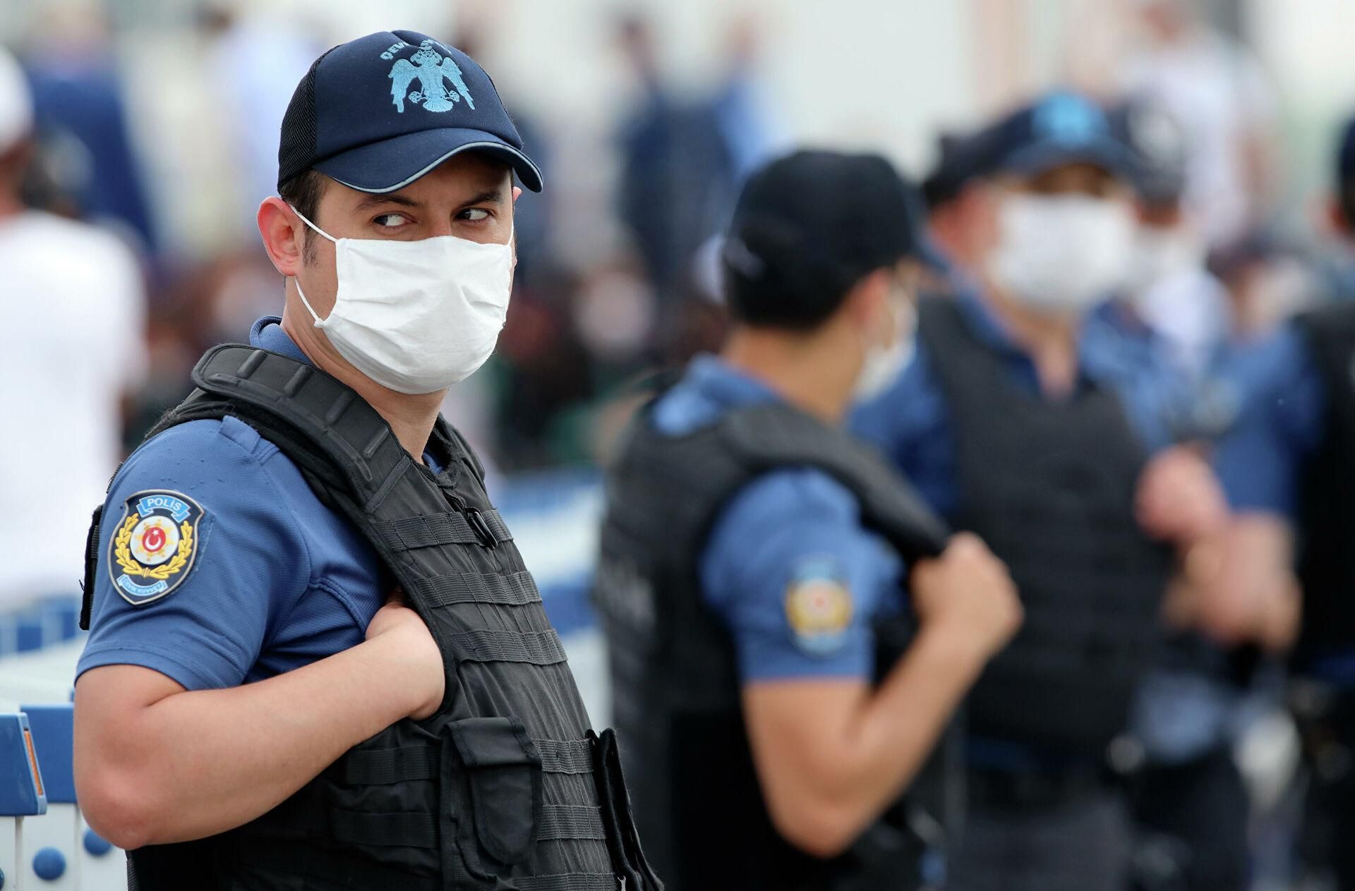 © AP Photo / Burhan Ozbilici Сотрудники полиции Турции