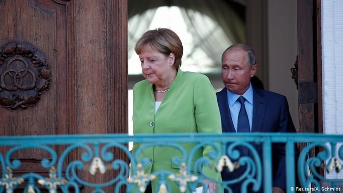 Недовольные ходом переговоров Ангела Меркель и Владимир Путин в 2018 году