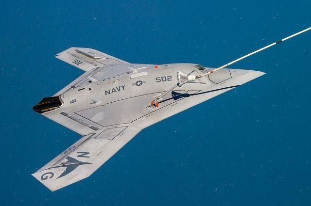 Многоцелевой ударный БПЛА Northrop Grumman X-47B Министерства обороны США дозаправляется в воздухе. Commons.wikimedia.org