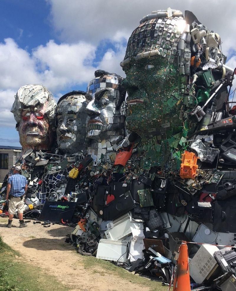 Скульптура сделана из отходов производства электроники