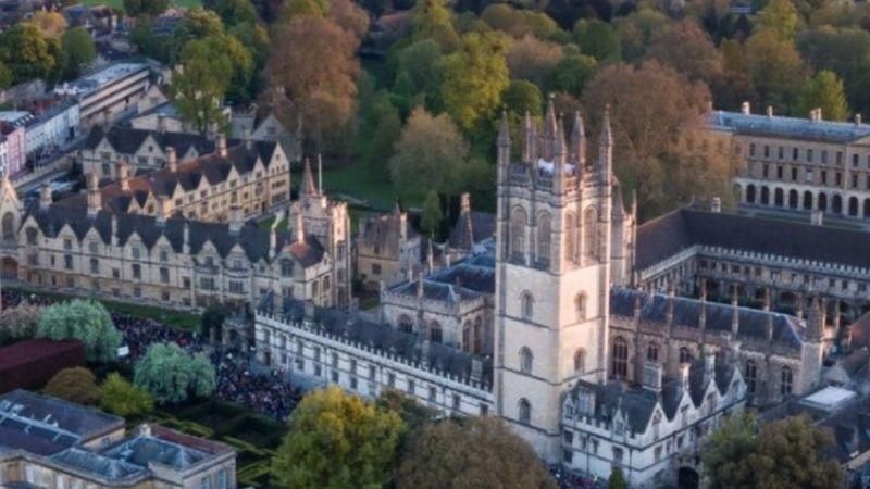 UNIVERSITY OF OXFORD Подпись к фото, Президент колледжа утверждает, что решение было принято студентами, а не администрацией