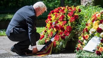 14 июня Штайнмайер возложил венок на кладбище бывшего лагеря военнопленных в Зандбостеле