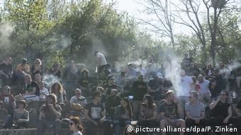 Устроив акцию в Берлине по коллективному курению, ее участники добиваются легализации марихуаны