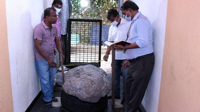 MR GAMAGE Подпись к фото, Во дворе на Шри-Ланке копали колодец, а выкопали скопление сапфиров весом в полтонны
