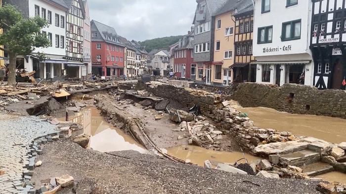 Разрушения после наводнения в городе Бад-Мюнстерайфель на западе Германии