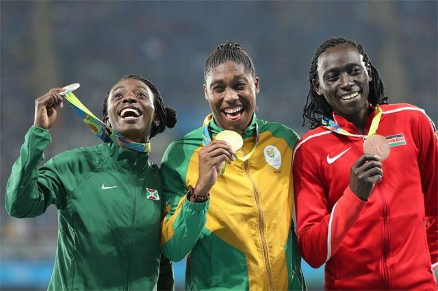 Франсин Ньйонсаба, Кастер Семеня, Маргарет Вамбуи с олимпийскими медалями. / Liu Bin / www.globallookpress.com