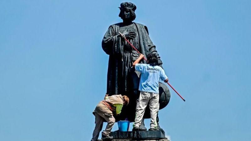 AFP Подпись к фото, В ходе протестов прошлого года статуя Колумба была облита краской