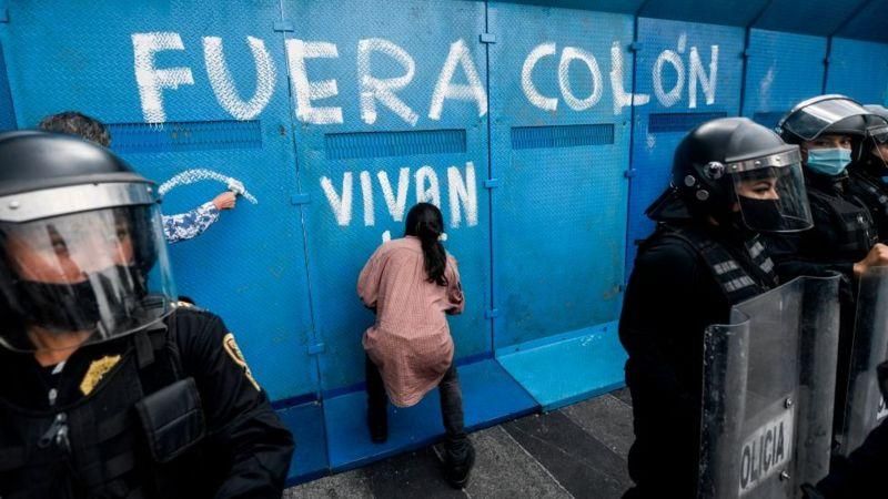 AFP Подпись к фото, В прошлом году демонстранты написали "Долой Колумба!" на заборе, защищавшем памятник