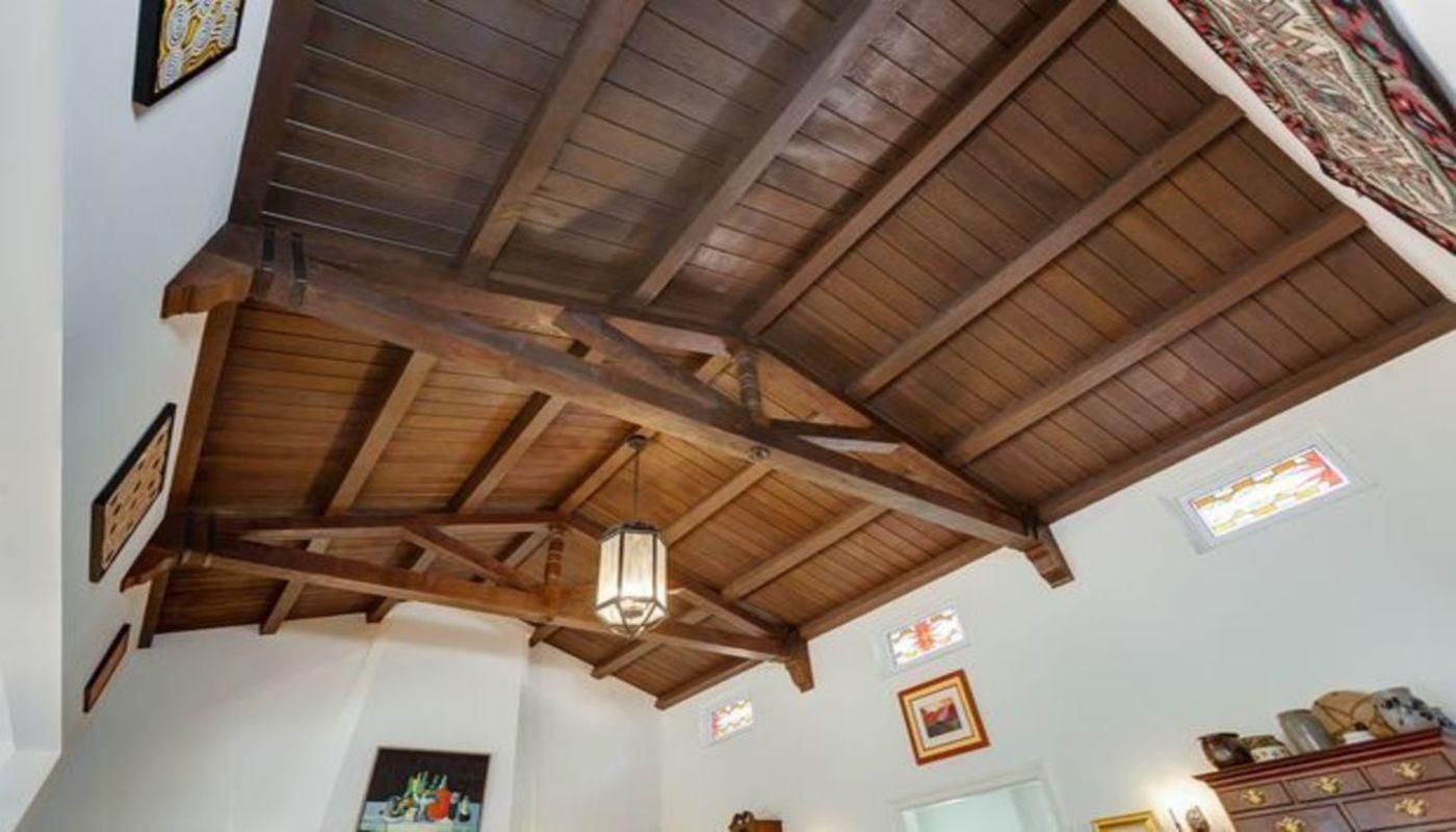 В гостиной сохранился оригинальный деревянный потолок (Фото: mansionglobal.com)