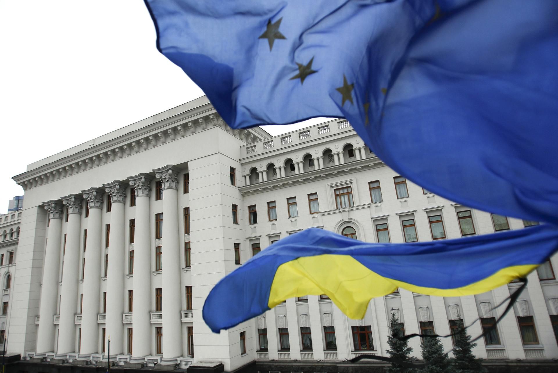 Флаги Украины и ЕС в центре Киева Reuters © David Mdzinarishvili
