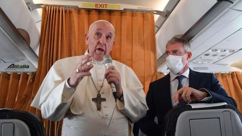 EPA Подпись к фото, Папа римский поделился с журналистами своими соображениями о вакцинации на борту своего самолета, летевшего из Словакии в Италию