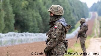 Польские солдаты охраняют уже построенный участок пограничного забора с Беларусью