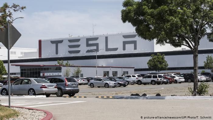 Завод Tesla в калифорнийском Фримонте