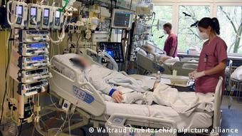 Больные ковидом в палате интенсивной терапии в одной из немецких клиник