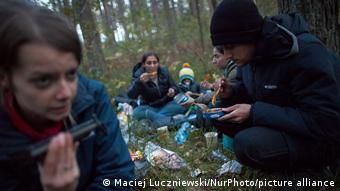Волонтеры помогают беженцам, застрявшим на белорусско-польской границе