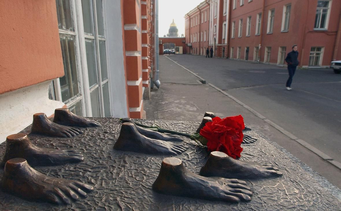 Памятный знак жертвам политических репрессий в Санкт-Петербурге (Фото: Юрий Белинский / ТАСС)