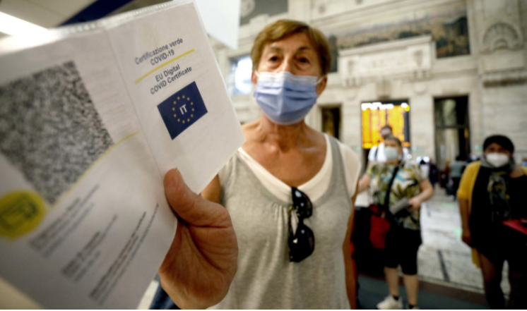 В Италии действует «зеленый паспорт», однако для людей, у которых его нет, запретов не так много. Фото EPA- \ELTA