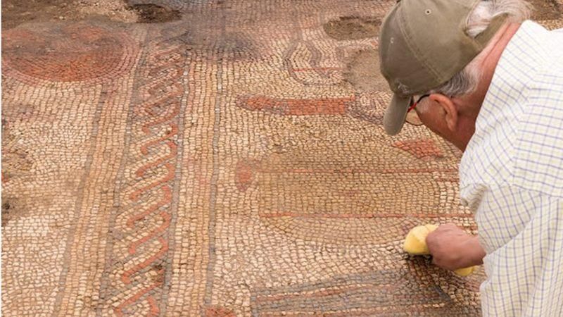 HISTORIC ENGLAND Подпись к фото, Посторонние увидеть мозаику пока не смогут - это частная земля, но ученые хотят сделать выставку находок
