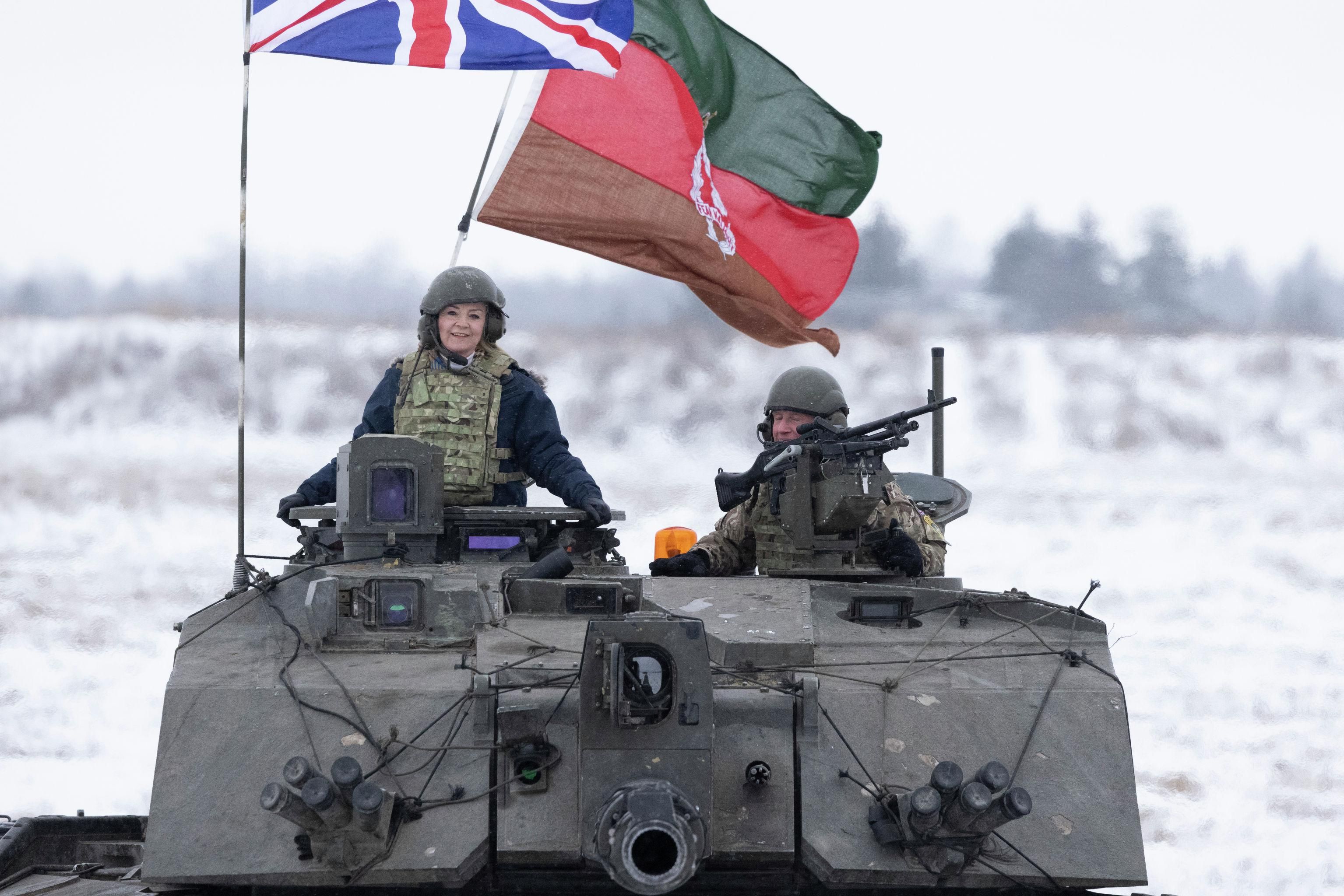 © ФОТО : SIMON DAWSON / NO10 DOWNING STREET Министр иностранных дел Великобритании Лиз Трасс на танке на полигоне в Тапа
