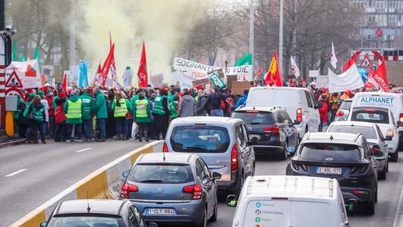 EPA Подпись к фото, В Брюсселе 7 декабря прошли протесты против обязательной вакцинации работников социального сектора