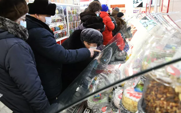 © РИА Новости / Евгений Епанчинцев Покупатели выбирают торт в магазине