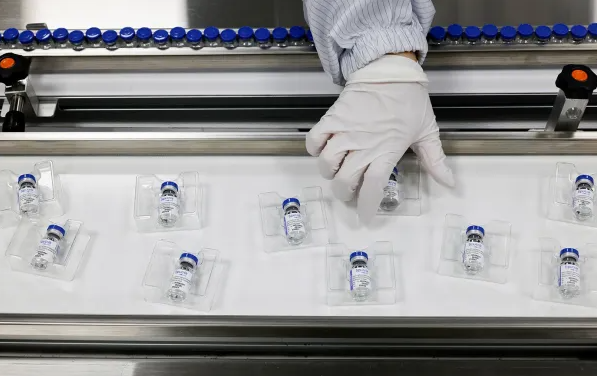 Производство вакцины от коронавируса «Спутник V» позволит фармацевтическим предприятиям Виктора Харитонина увеличить в 2021 году выручку (Фото Heo Ran·Reuters)