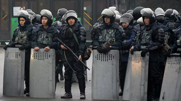 © AP Photo / Vladimir Tretyakov Сотрудники правоохранительных органов во время акции протеста в Алма-Ате, Казахстан
