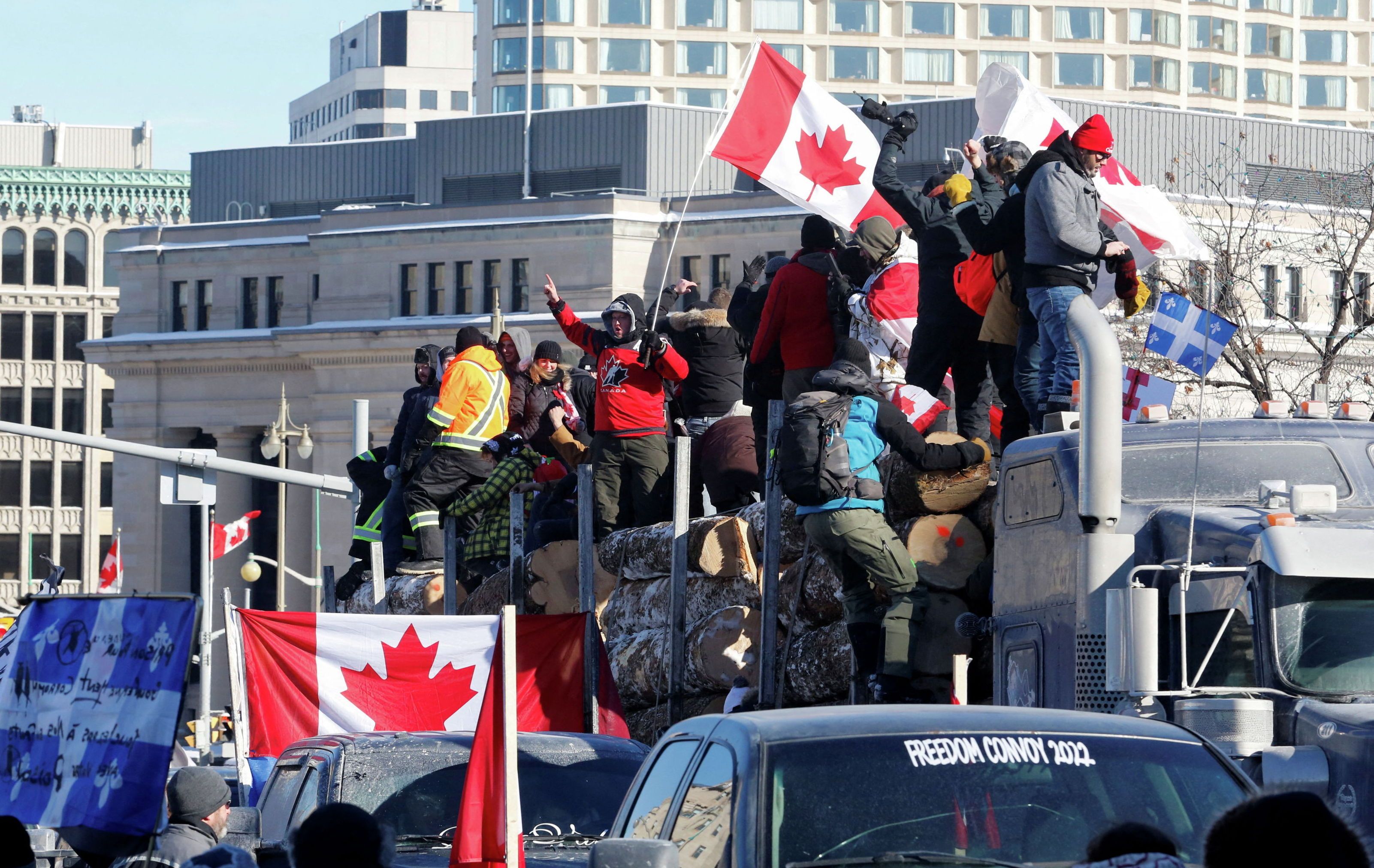 Акция протеста против обязательной вакцинации от коронавируса (COVID-19) для трансграничных водителей грузовиков в Канаде © REUTERS / PATRICK DOYLE