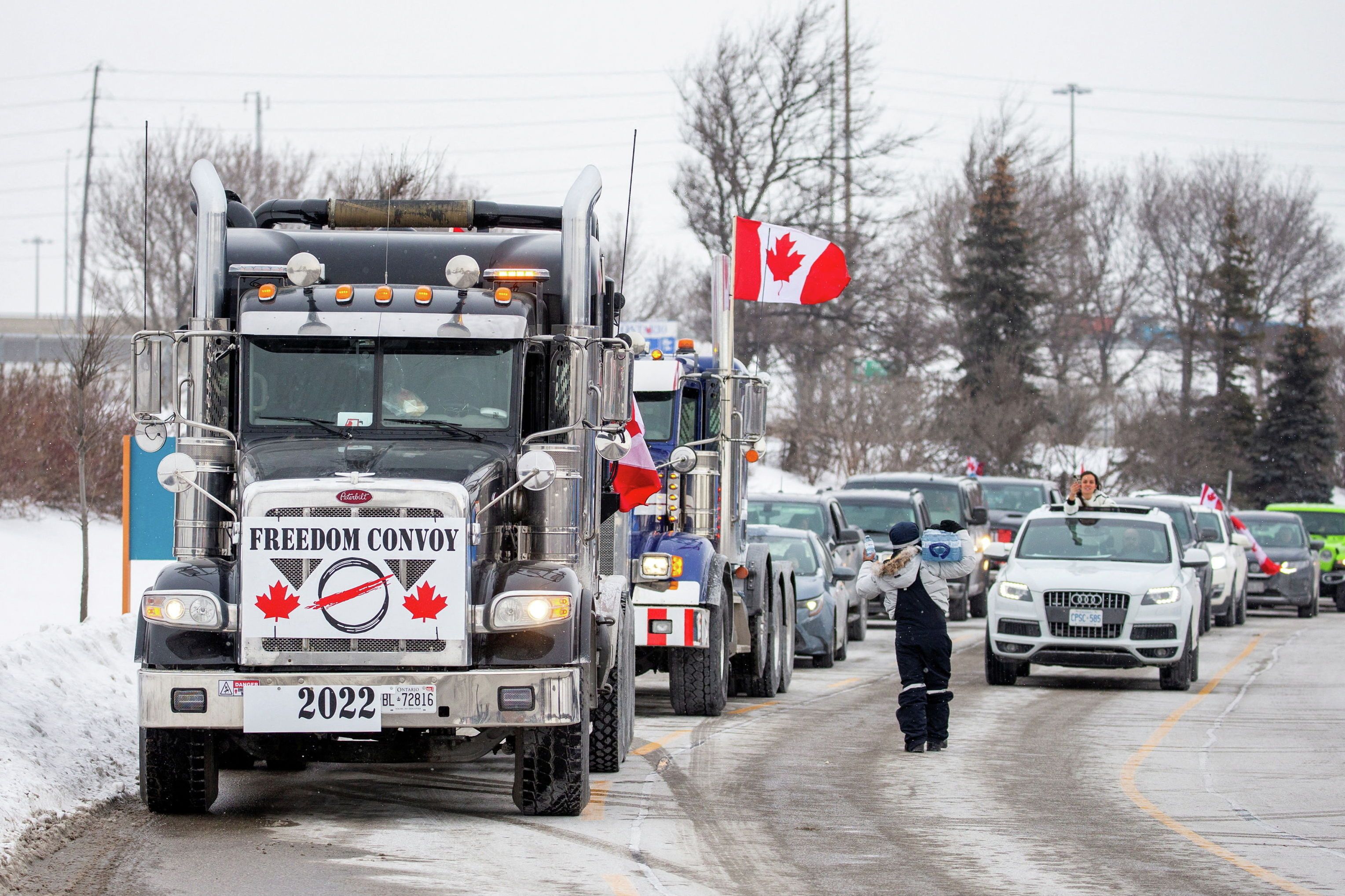 Акция протеста против обязательной вакцинации от коронавируса (COVID-19) для трансграничных водителей грузовиков в Канаде © REUTERS / CARLOS OSORIO