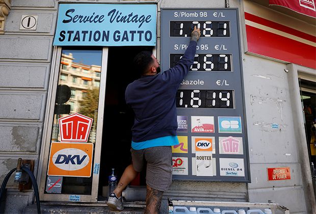 Цены на топливо на заправочной станции в Ницце  Фото: Eric Gaillard / Reuters