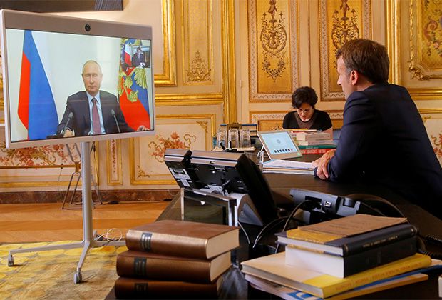 Эммануэль Макрон во время переговоров с Владимиром Путиным  Фото: Michel Euler / Reuters