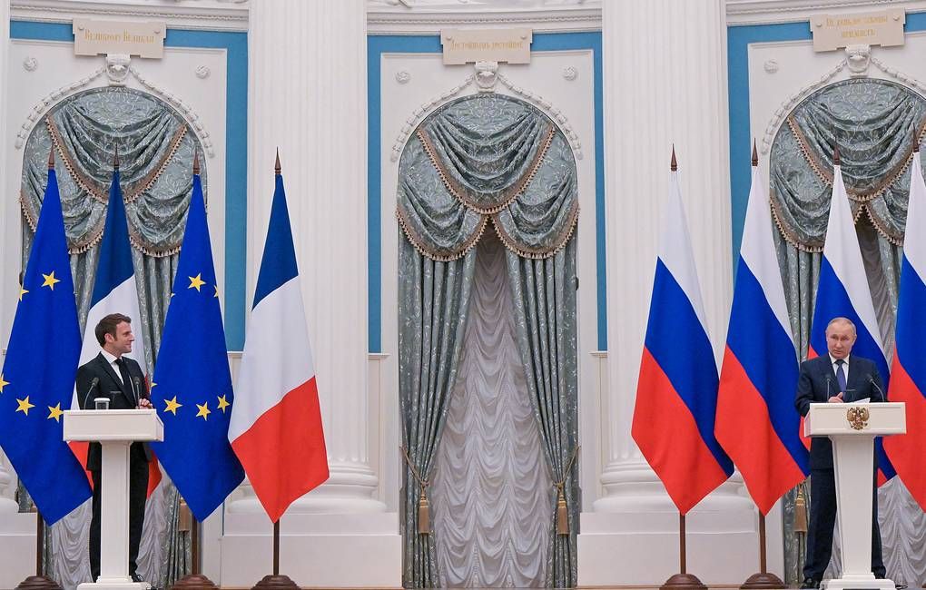 Президент Франции Эмманюэль Макрон и президент России Владимир Путин © Сергей Гунеев/POOL/ТАСС