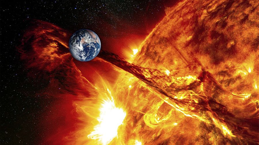 Планета Земля на фоне Солнца, концепция солнечной активности, геомагнитная буря. Фото © Shutterstock