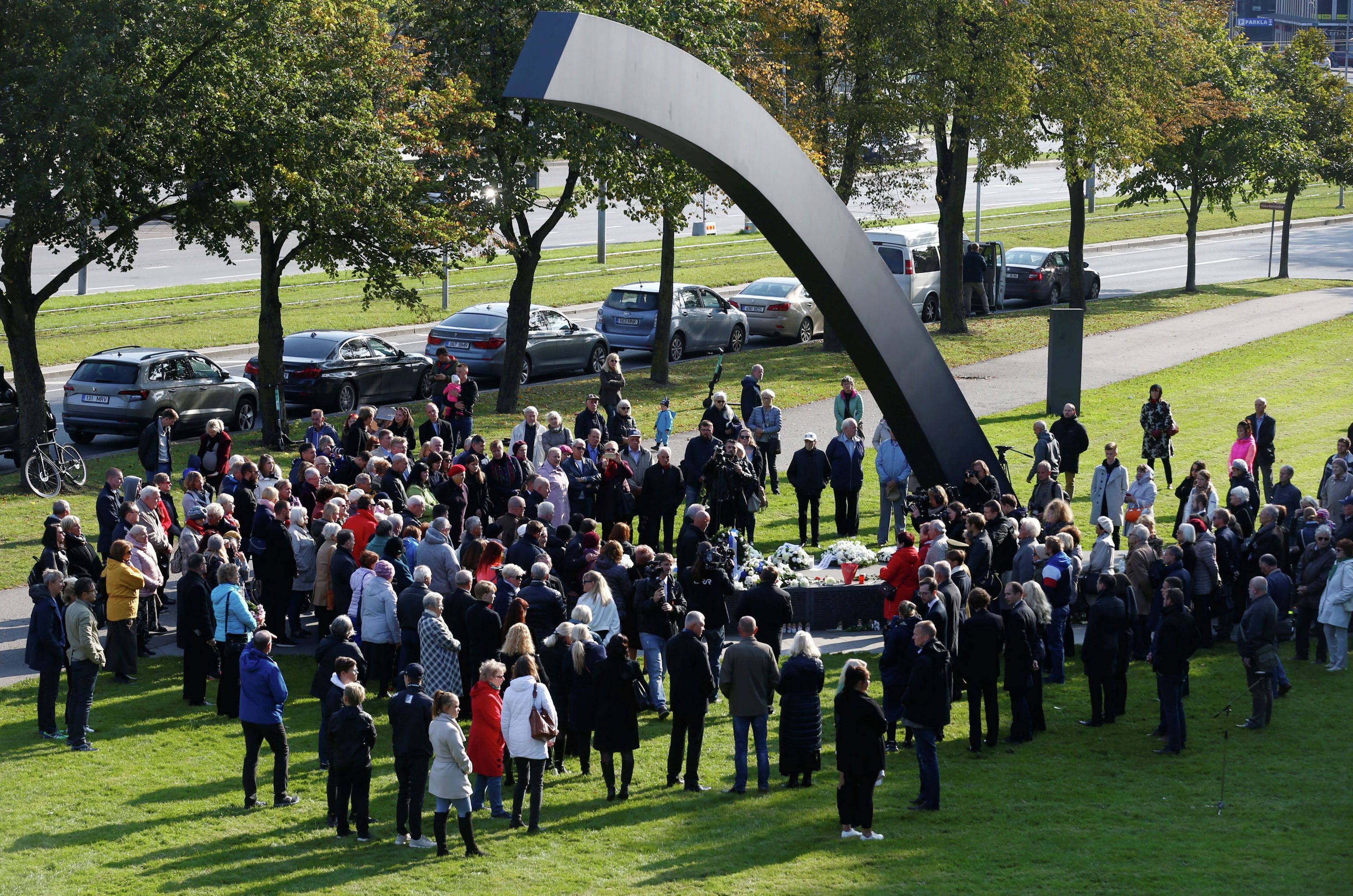 Церемония памяти у мемориала Прерванная линия в годовщину гибели парома Эстония © REUTERS / INTS KALNINS