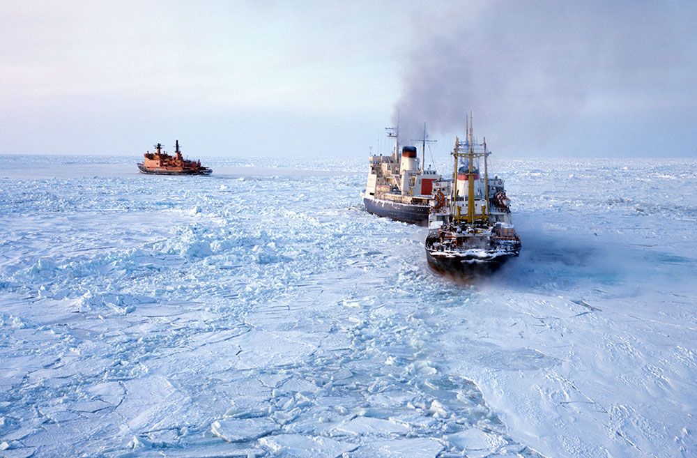 Атомный ледокол ведёт караван судов в Чукотском море. Фото © ТАСС / Юрия Ильенко