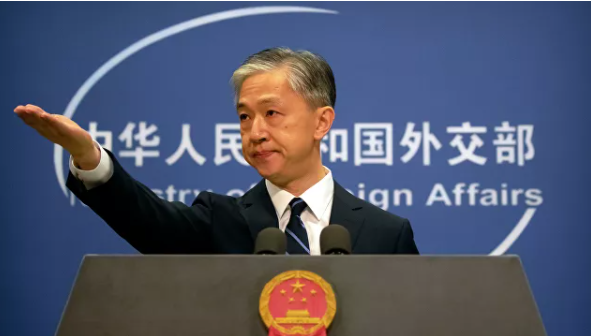 © AP Photo / Mark Schiefelbein Пресс-секретарь Министерства иностранных дел Китая Ван Вэньбинь