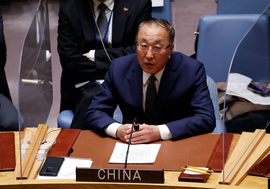 Постоянный представитель Китая при ООН Чжан Цзюнь на заседании Совета Безопасности ООН по Украине. Фото © ТАСС / EPA / JASON SZENES
