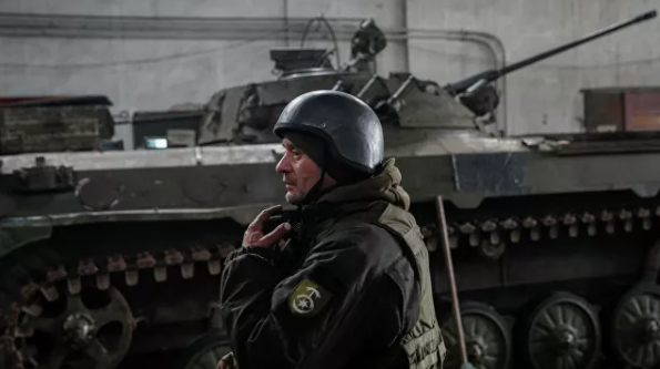 © REUTERS / Gleb Garanich Украинский военный на линии соприкосновения в поселке Новолуганское Донецкой области