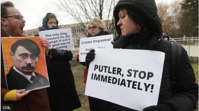 EPA Подпись к фото, У здания посольства России в Риге прошли протесты против российского вторжения в Украину