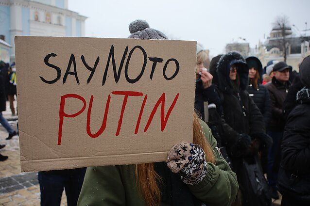 Плакат на акции протеста в Украине (январь, 2022 года) / Shutterstock.com