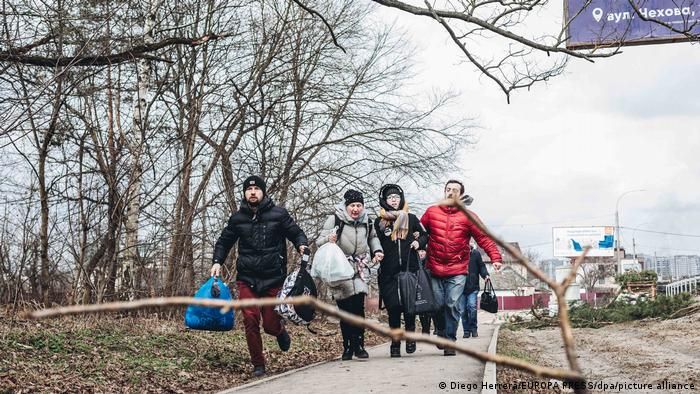 Жители покидают Ирпень, Киевская область