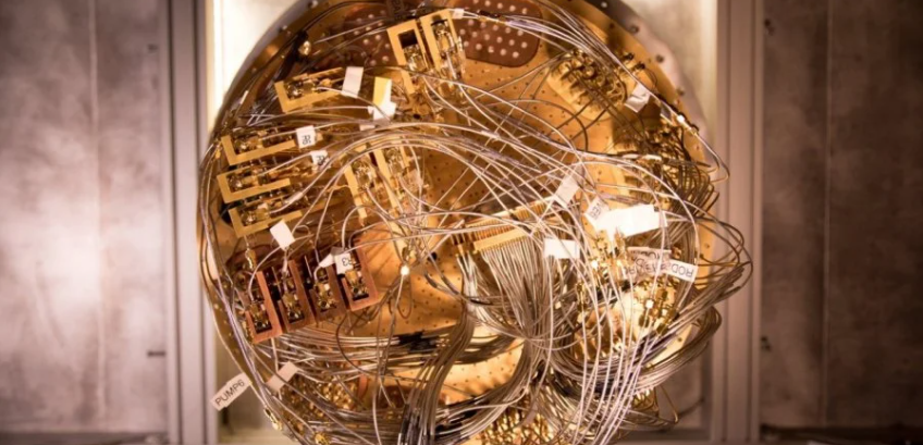 Криостат, охлаждающий процессор квантового компьютера Google (Фото:Erik Lucero)