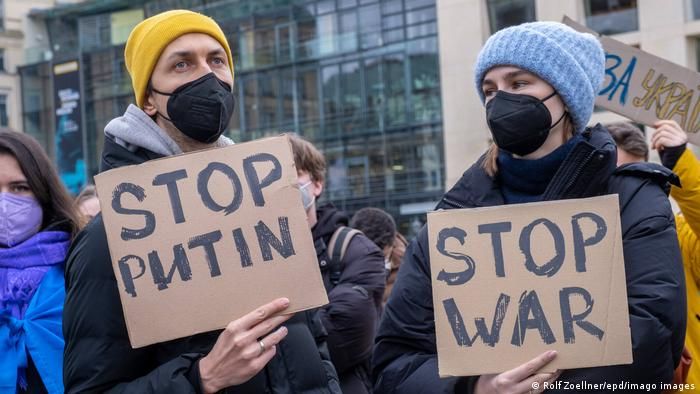 Участники антивоенных протестов в Берлине, 24 февраля