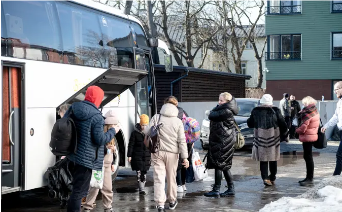 Возле центра приема беженцев в Таллинне на улице Нийне.Возле центра приема беженцев в Таллинне на улице Нийне. Автор: Ken Mürk / ERR
