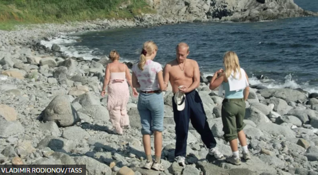 Опубликованная в 2002 году фотография Путина с женой и детьми - лиц его дочерей на ней не видно