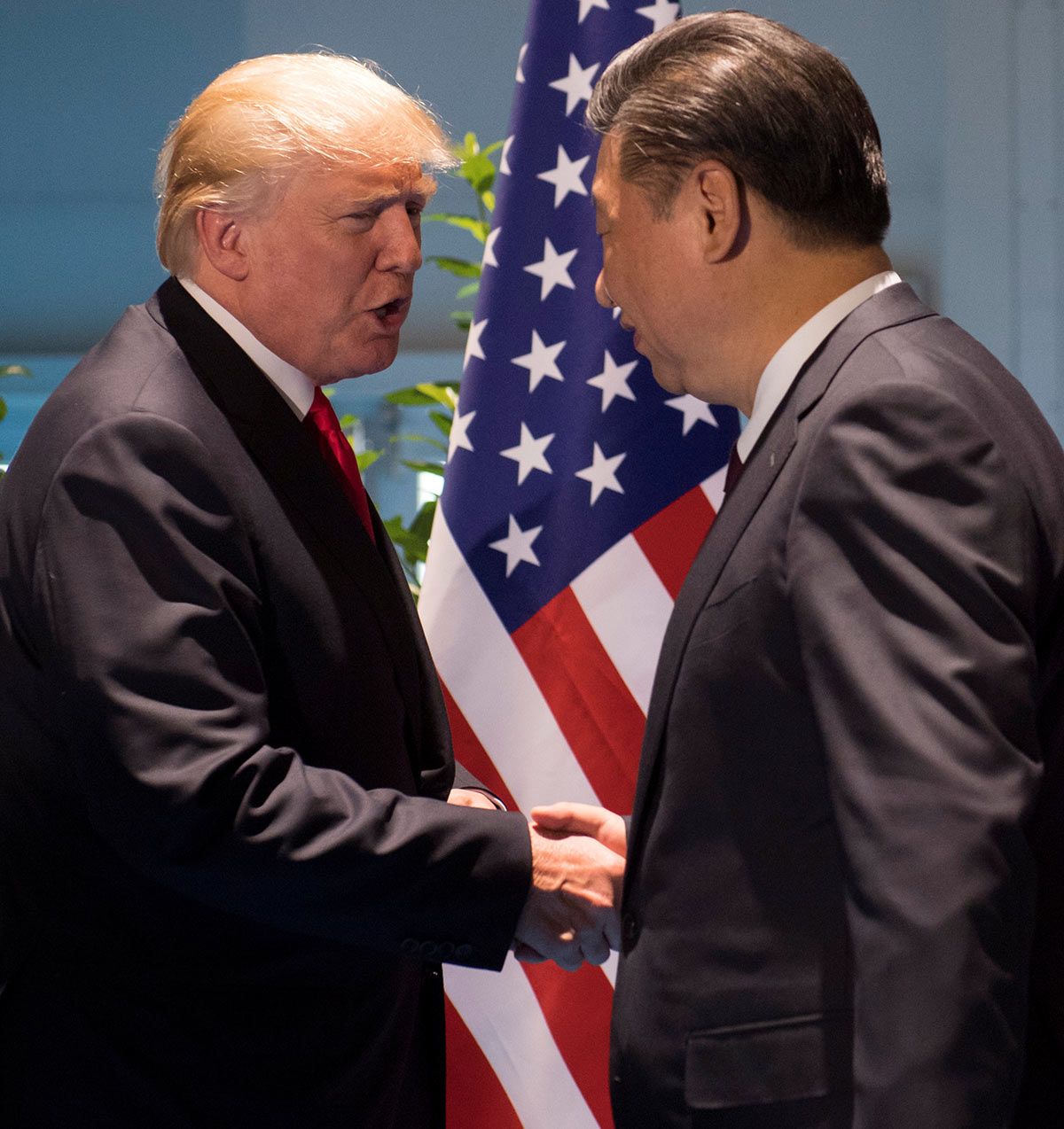 Президент США Дональд Трамп и председатель КНР Си Цзиньпин на саммите G20. Германия, июль 2017 года Saul Loeb/Pool/REUTERS
